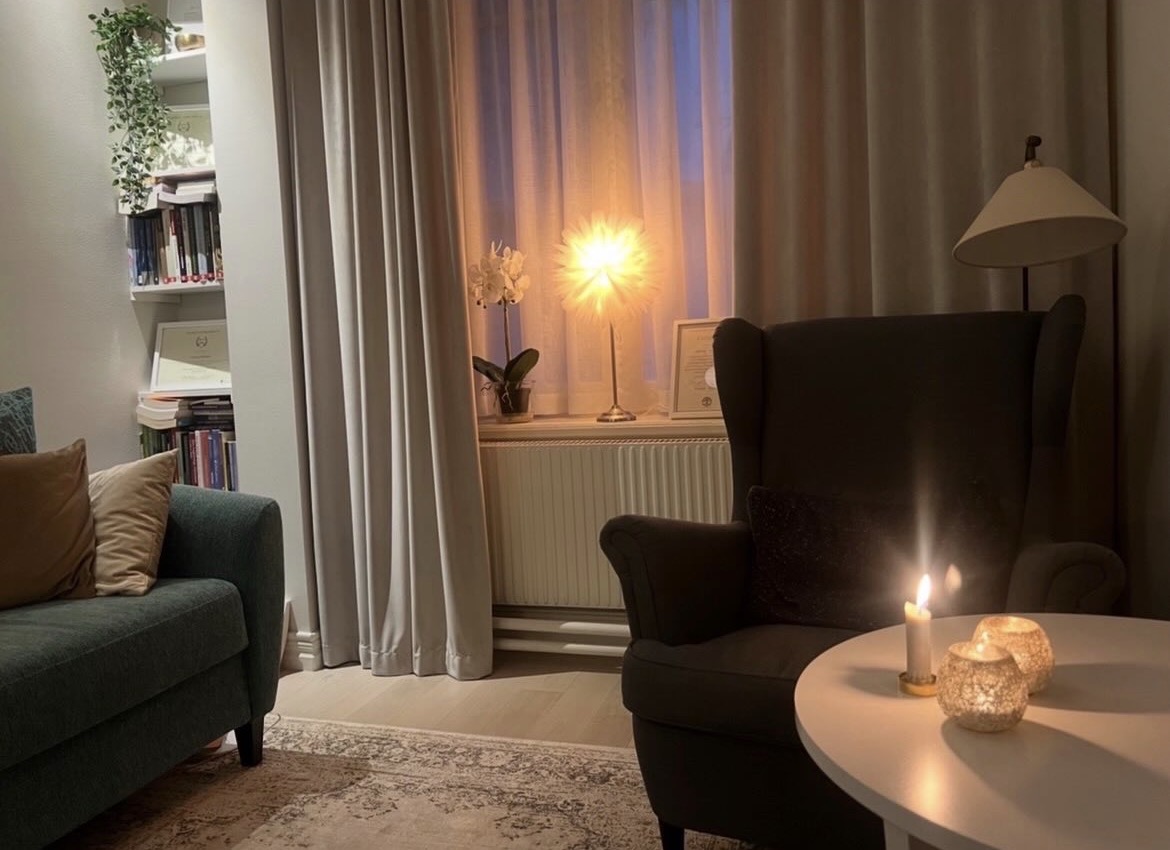 Mjukt ljus i sekelskiftesvåningens samtalsrum på Riddargatan 36