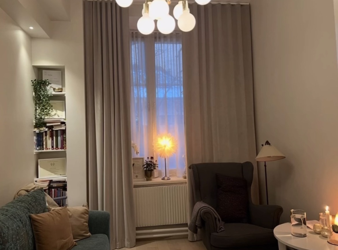 Samtalsrum för parterapi på Riddargatan 36, varmt och tryggt